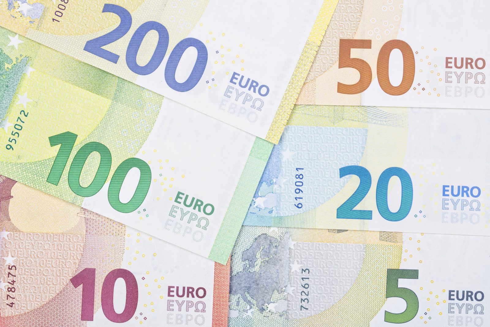 Sparschwein und Münzen – wie Inflation Erspartes entwertet
